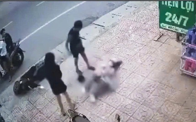 Bắt nam thanh niên hành hung hai nữ sinh
