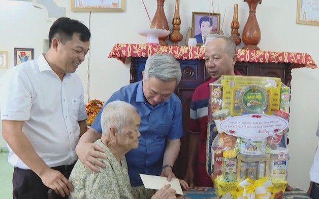 TP.HCM thăm, tặng quà người có công nhân kỷ niệm 78 năm Ngày Thương binh - Liệt sĩ