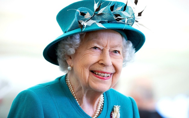 Triển lãm thời trang kỷ niệm 100 năm ngày sinh Nữ hoàng Elizabeth II