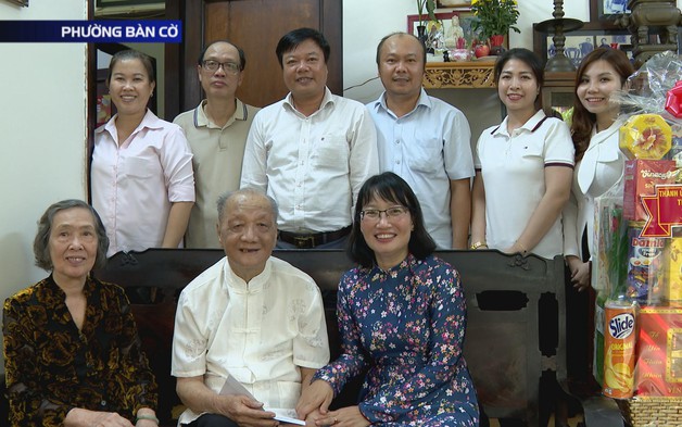 Phó Chủ tịch UBND TP.HCM thăm Mẹ Việt Nam Anh hùng, cán bộ tiền khởi nghĩa
