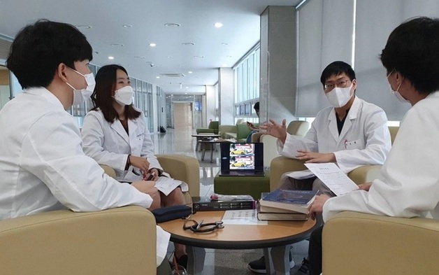 Hàn Quốc: Bác sĩ thực tập trở lại làm việc