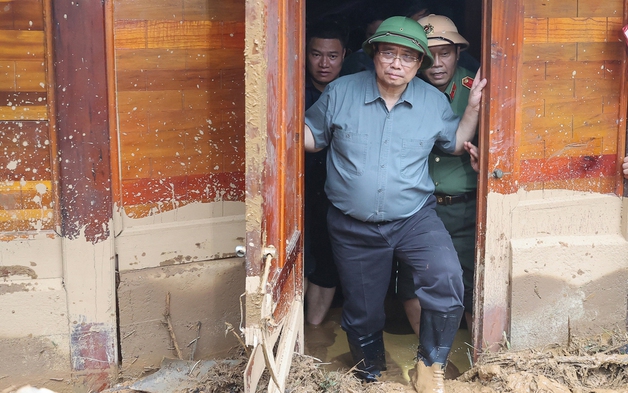 Thủ tướng: Dựng lại mái nhà, chia sẻ đau thương, mất mát với người dân bị lũ quét