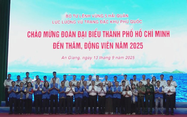 Đoàn đại biểu TP.HCM thăm hỏi, động viên cán bộ, chiến sĩ và Nhân dân tại vùng biển Tây Nam