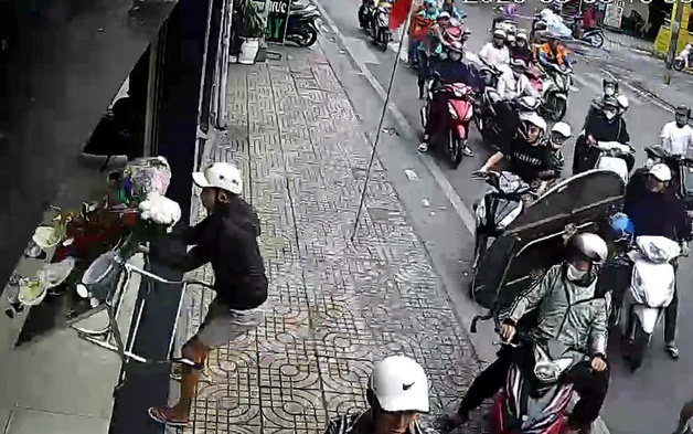 Bắt khẩn cấp 3 thanh niên giật cô hồn về hành vi... cướp giật tài sản