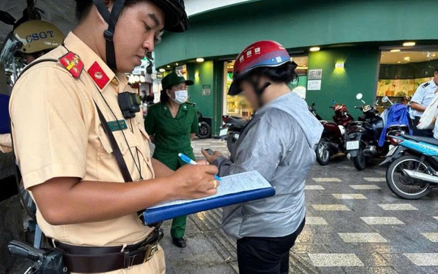 Đội CSGT Bến Thành tăng cường xử phạt hành vi điều khiển xe đi trên vỉa hè trên địa bàn đảm trách