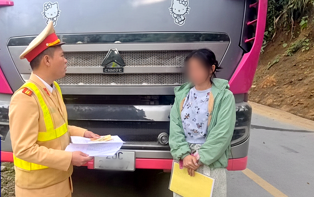 Phạt nữ TikToker dừng xe tải giữa đường để tranh luận việc "nháy đèn"