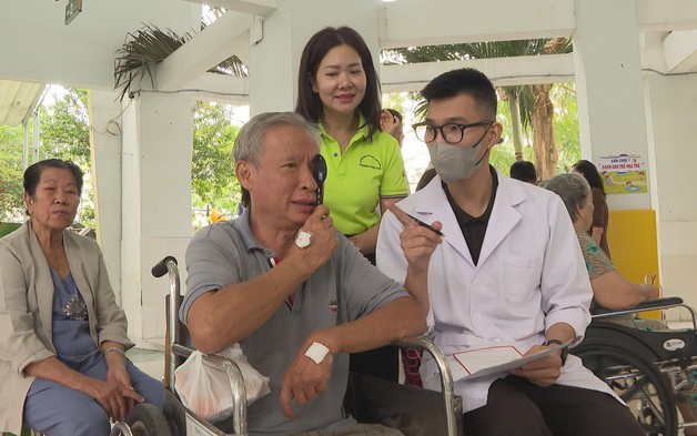 Phường Bình Phú: Chăm lo sức khỏe người cao tuổi, người yếu thế