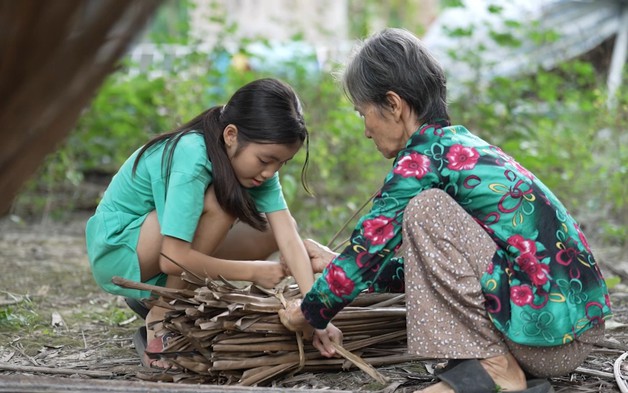 Chuyện cụ bà nặng 28kg gồng gánh nuôi chị em Như Ý