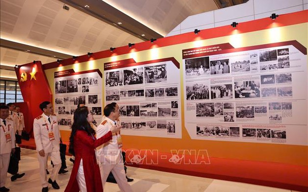 Trưng bày ảnh 'Dưới cờ Đảng - Đất nước tiến vào Kỷ nguyên mới' thu hút sự quan tâm của các đại biểu dự Đại hội XIV