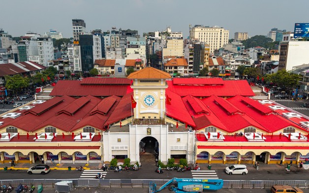 Các công trình biểu tượng của TP. Hồ Chí Minh "thay áo mới" đón Tết Bính Ngọ 2026