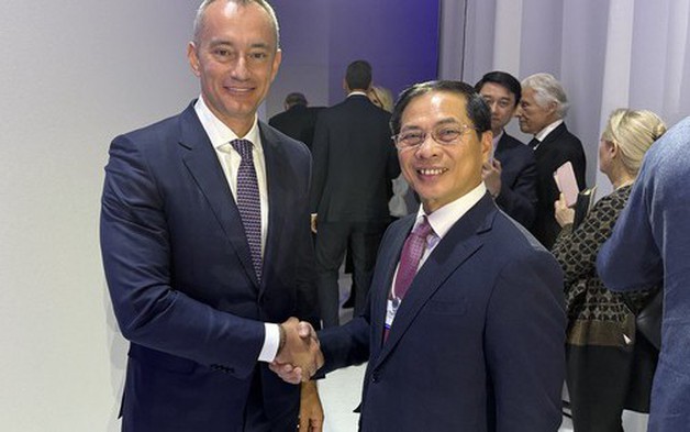 Phó Thủ tướng Bùi Thanh Sơn tham dự Lễ ký Hiến chương Hội đồng Hòa bình về chấm dứt xung đột tại Dải Gaza