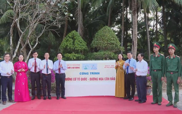 Rực rỡ sắc đỏ "Đường cờ Tổ quốc" giữa lòng Côn Đảo