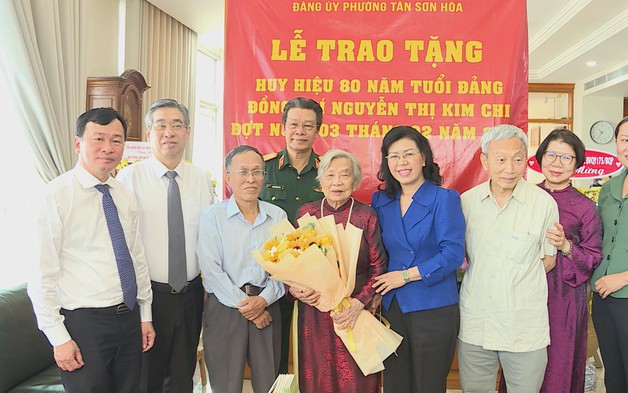 Đảng viên Đảng bộ phường Tân Sơn Hòa nhận Huy hiệu 80 năm tuổi Đảng