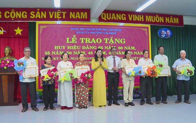 Lãnh đạo TP. Hồ Chí Minh trao Huy hiệu Đảng cho Đảng viên cao tuổi phường Gia Định