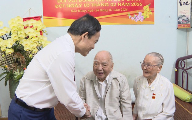 Bí thư Thành ủy TP. Hồ Chí Minh trao Huy hiệu 80 năm tuổi Đảng cho đồng chí Tô Bửu Giám