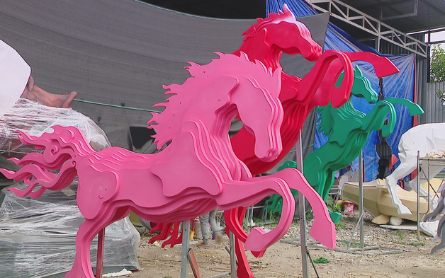 Xưởng chế tác linh vật Đường hoa Nguyễn Huệ Tết Bính Ngọ 2026