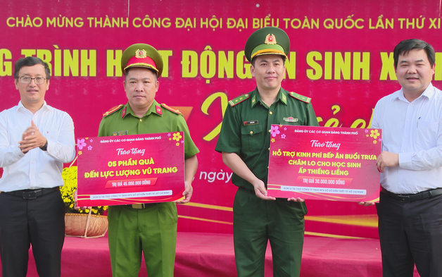 TP. Hồ Chí Minh: Mang "Xuân sẻ chia" và nước sạch về với xã đảo Thạnh An