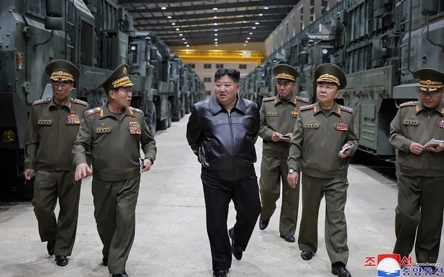 Chủ tịch Triều Tiên Kim Jong Un giám sát vụ phóng thử các tên lửa siêu vượt âm