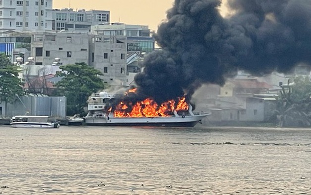 Cháy du thuyền trên sông Sài Gòn