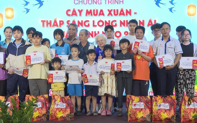 Cây Mùa Xuân - "Thắp sáng lòng nhân ái" lần thứ 25: Trao tặng 2.000 phần quà Tết