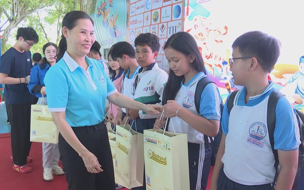 Thời sự HTV ngày 9/2/2026 | Ấm áp những phần quà trao xuân yêu thương