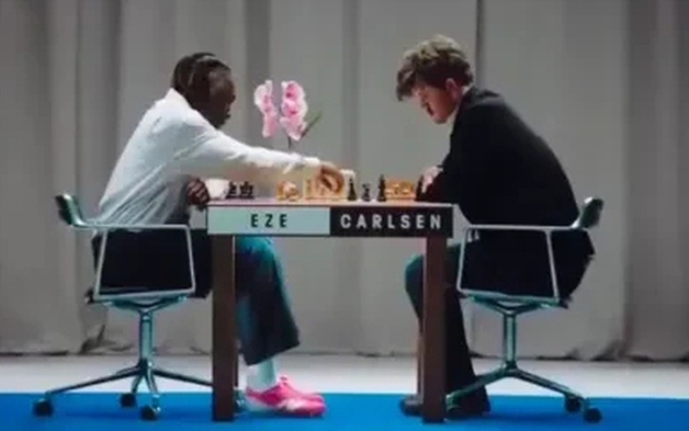 Vua cờ Carlsen bất ngờ bại trận trước ngôi sao bóng đá trong 1 ván cờ vua