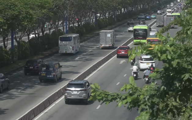 Giá xăng thất thường, người dân chọn đi Metro để tiết kiệm chi phí