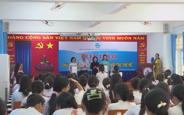 “Lá phiếu kết nối các thế hệ”: Tiếp lửa trách nhiệm công dân cho nữ sinh lần đầu đi bầu cử