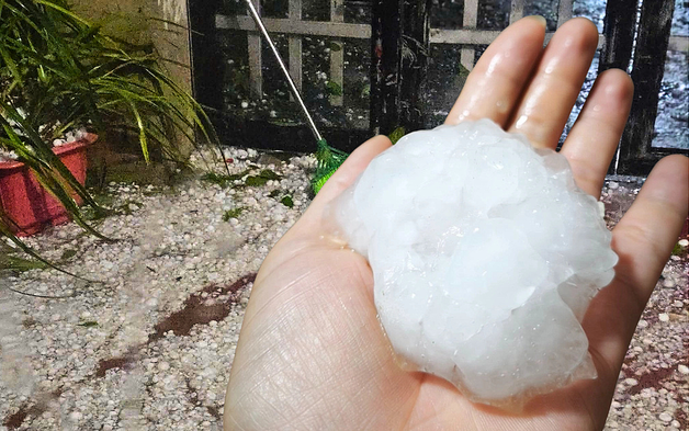 Mưa đá to bằng nắm tay ở Bắc Hà, Lào Cai