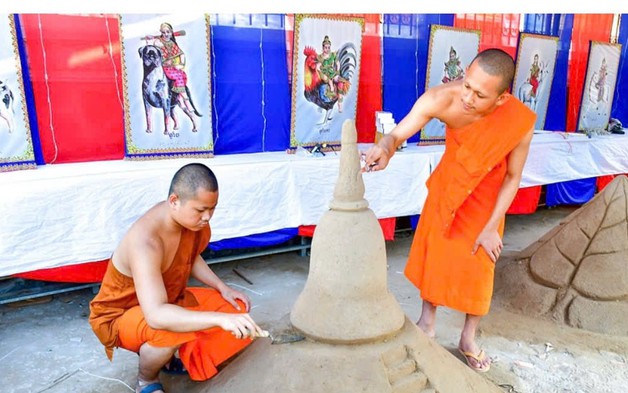 Mỗi hạt cát, một lời nguyện lành: Nghi lễ đắp núi cát trong Tết Chôl Chnăm Thmây