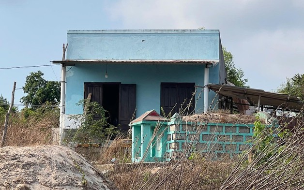 Phát hiện thi thể người đàn ông phân hủy mạnh trước cửa nhà