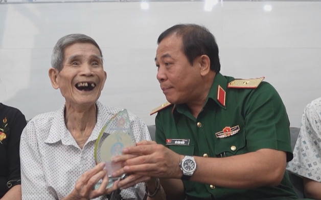 Bộ Tư lệnh TP. Hồ Chí Minh thăm, tặng quà các gia đình chính sách tại Côn Đảo