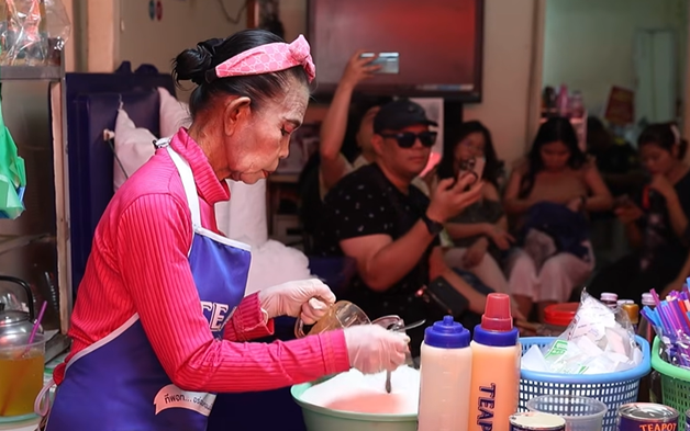 Quán nước "cô môi đỏ" gây sốt TikTok, hút khách quốc tế tại Bangkok