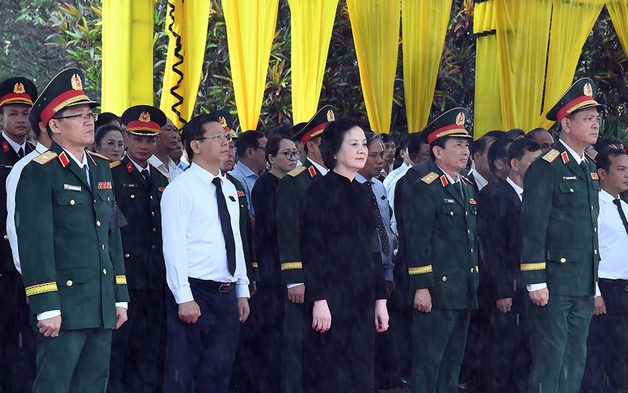 Phó Thủ tướng Phạm Thị Thanh Trà dâng hương tưởng niệm các anh hùng liệt sĩ tại Công viên Lê Thị Riêng