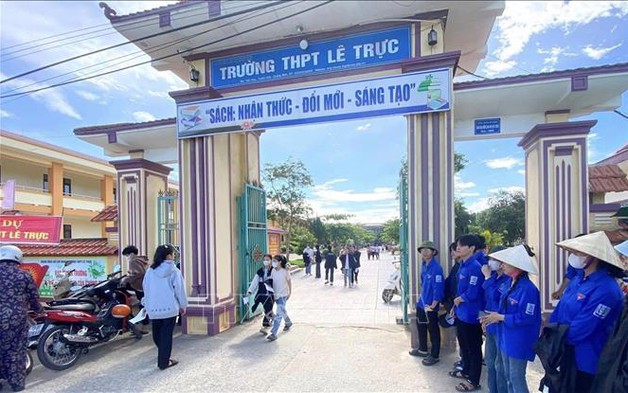 Quảng Trị: Xác minh thông tin "giáo viên vào phòng thi hướng dẫn thí sinh làm bài"