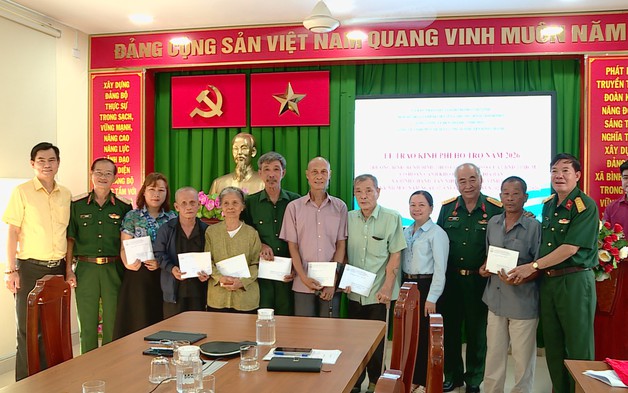 TP. Hồ Chí Minh trao kinh phí hỗ trợ thương, bệnh binh có hoàn cảnh khó khăn