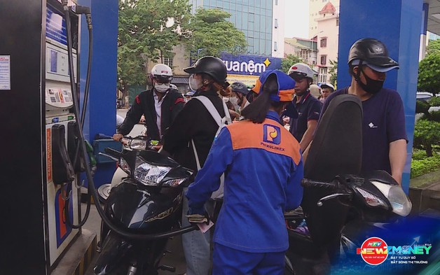 Giá xăng dầu 24/9 đồng loạt tăng mạnh sau kỳ điều chỉnh | NewZMoney