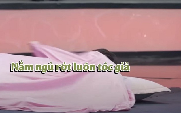 Phương Lan chơi bất chấp đến rớt... tóc giả