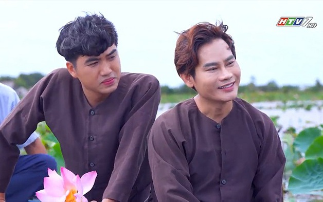 Huỳnh Nhu lội bùn hái sen