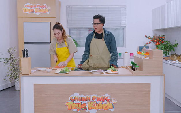 Duy Khương và Li Li nấu cơm văn phòng