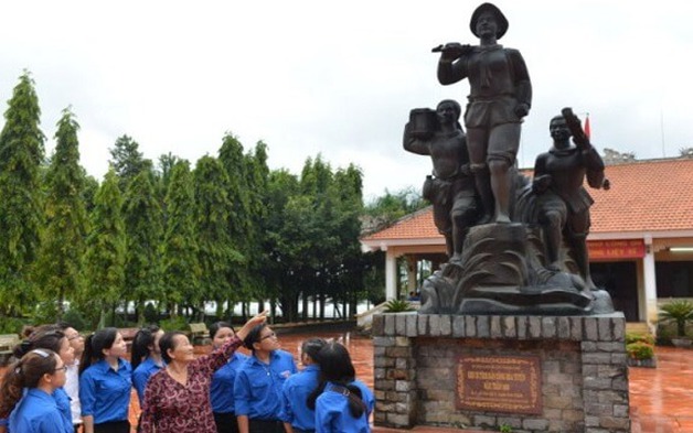"Ngày ấy trong tuyến lửa"