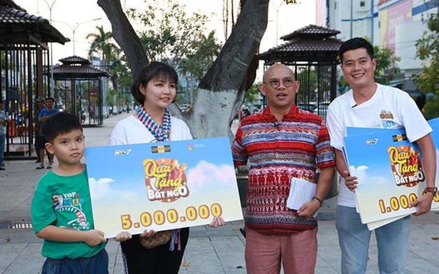 Khương Dừa xuất hiện bất ngờ để... trao giải thưởng, kết thúc mùa đầu tiên