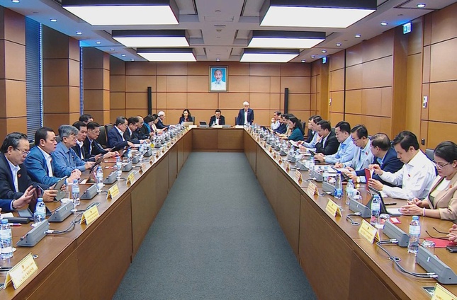 Đại biểu Quốc hội góp ý dự thảo Văn kiện Đại hội XIV của Đảng