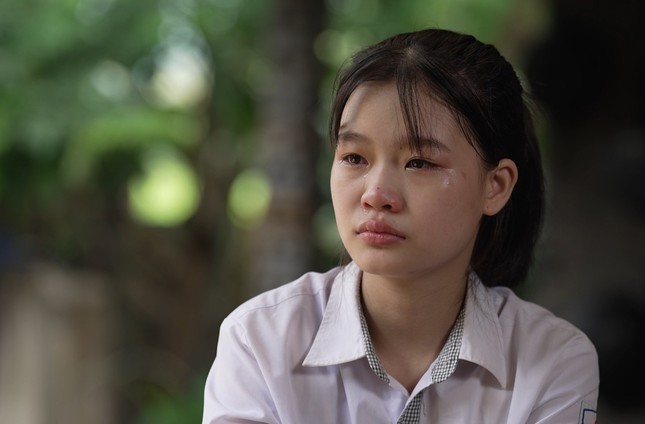 Lớn lên trong gian khó, Minh Hằng hiểu chuyện đến đau lòng