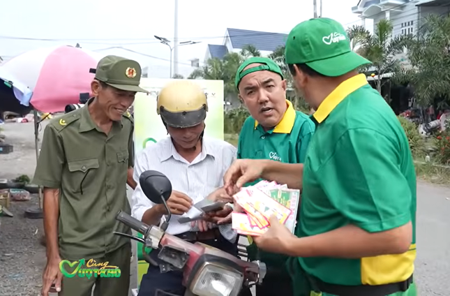 Quyền Linh và Quốc Thuận “tranh khách” bán vé số giúp hoàn cảnh khó khăn