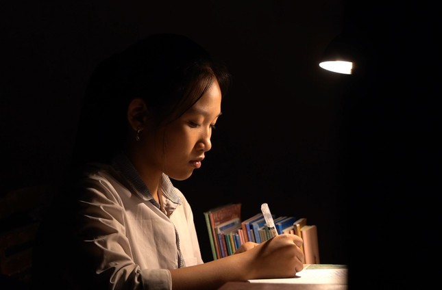 Cô bé mồ côi cha, mang bệnh hiểm nghèo vẫn vươn lên học giỏi