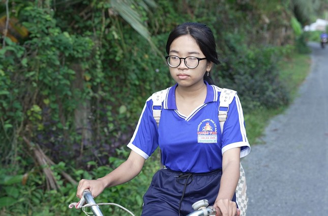 Mái ấm gia đình Việt: Bữa sáng nửa gói mì của cô bé mồ côi