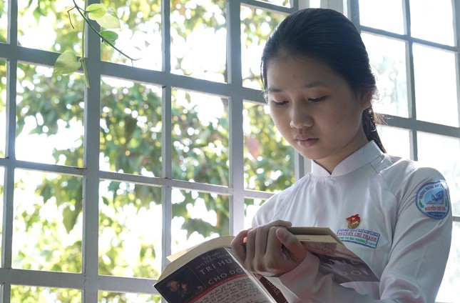 Mai Phương vừa học vừa làm để kiếm tiền nuôi mẹ đau bệnh