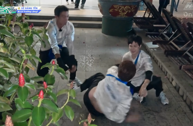 Trấn Thành bị đàn em hợp lực "đánh úp"