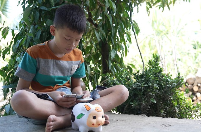 Trung Quý: Tuổi thơ bắt ốc cùng cha, dành từng đồng chữa bệnh cho mẹ